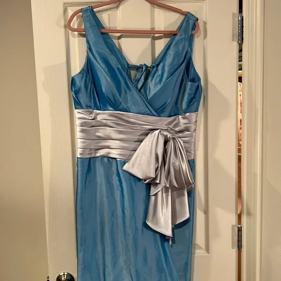 formal dresses toledo ohio COLUMN EVENING GOWN WITH TRAPEZE NECKLINE AND ATTACHED LARGE BOW | CULT MIA main image 0
